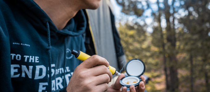 holding dab pen and tray