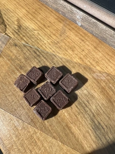 (23.3514g) Chocolates 100mg - Hybrid